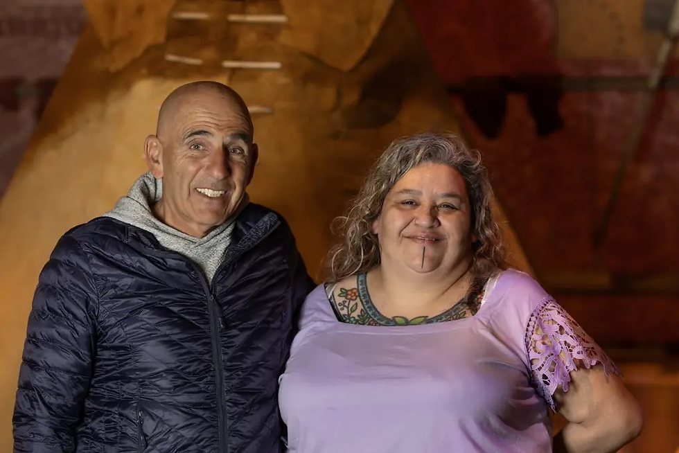 Victor Paul-Elias, Indigenous Tourism Alberta et mentor de Catalyste+ Good Relations (à gauche) a apporté à Lorrie un soutien précieux en matière de marketing, d’image de marque, de gestion financière et de diversification des sources de revenus. Photo par : Gavin John