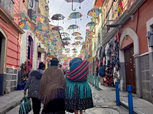 Weaving stories, weaving links  