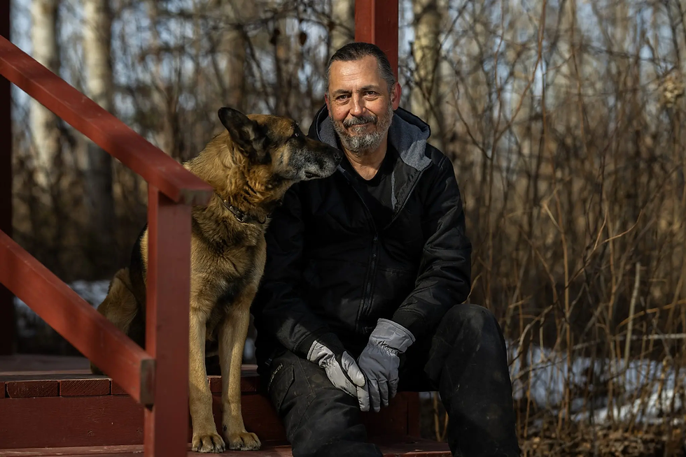 John Ritchie, propriétaire et exploitant Métis de Hideaway, a ouvert son entreprise en 2018 pour partager son amour de la nature et sa culture sur 160 acres de nature vierge. Photo par : Gavin John